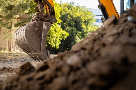Terrassement et préparation du sol, les fondations essentielles de votre projet extérieur